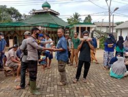 Sembari Patroli Personil Polsek Cijaku Polres Lebak Bagikan Masker Kepada Pengunjung Alfamart