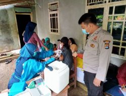 Meskipun Hujan, Personil Polsek Cijaku Polres Lebak Tetap Melaksanakan Gebyar Vaksin Covid-19
