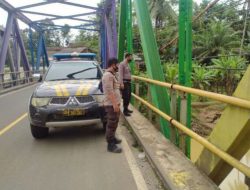 Waspada Bencana Alam, Anggota Polsek Banjarsari Polres Lebak Rutin Cek Debit Air Sungai