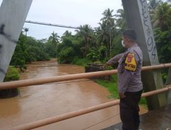 Antisipasi Banjir, Polsek Malingping Polres Lebak Cek Debit air sungai Cilangkahan