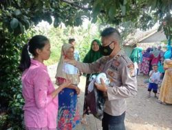 Kapolsek Banjarsari Polres Lebak Bagikan Masker Sekaligus Ingatkan Warga Patuhi Prokes
