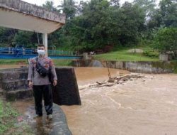 Sejak Malam Curah Hujan Tinggi, Personil Polsek Cijaku Polres Lebak Gerak Cepat Pantau Debit Air Bendungan Cilangkahan 1