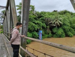 Anggota Jaga Patroli Cek Debit Air Sebagai Upaya Polsek Leuwidamar Polres Lebak Waspadai Bencana Banjir