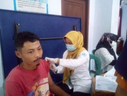 Bulan Pertama Kerja, Hasan Kades Ciseureuheun dan tim vaksinator Puskesmas Cigeulis Gelar Vaksinasi Massal