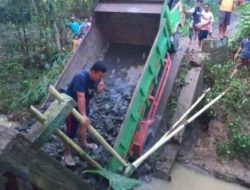 Jembatan Penghubung Antar Kampung di Kec Cikeusik Kab Pandeglang Ambruk