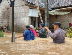 AKP Sugiar Ali Munandar, Kepolsek Panimbang Bantu Warga Terendam Banjir