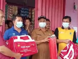 Camat dan TKSK Panimbang Salurkan Bantuan Sosial Dampak Banjir di Desa Mekarsari
