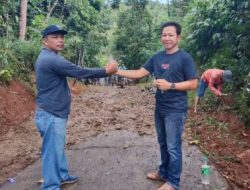Tak Kunjung Mendapat Perhatian, Warga Desa Karyabuana & Sinarjaya Gotong Royong Perbaiki Jalan