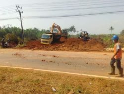 PEKERJAAN PENGURUGAN TANAH MERAH DI PANIMBANG TIMBULKAN DEBU DAN LICIN