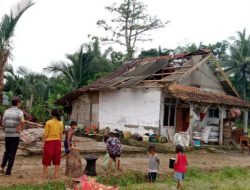 Sejumlah Rumah di Desa Pasir Gadung Kec Patia Rusak Diterjang Angin Kencang