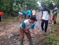 Gotong Royong Warga Desa Ciseureuheun Perbaiki Jalan, Gunakan Dana Swadaya dari Donatur