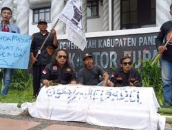 Dinilai Tak Becus Kerja, Kado Keranda Mayat diberikan oleh Pokja IPB kepada Pj Sekda Pandeglang