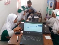 Tak Ada Ruang Praktek, Siswa MI Mathla’ul Anwar Ciseureuheun, Laksanakan ANBK di Rumah Kepala Madrasah