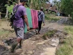 Jalan Rusak Parah, Warga Desa Kiarajangkung Tandu Orang Sakit Sejauh 3 KM