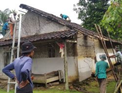 Giat Warga Swadaya Bangun Rumah Nenek Karsiti di Karangbolong Cigeulis