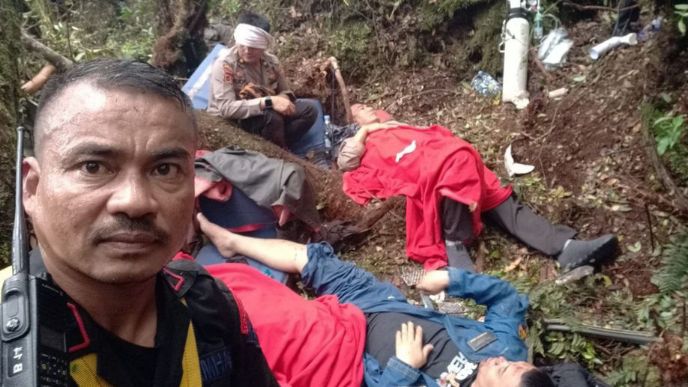 Foto: Tim SAR gabungan berhasil turun di hutan Kerinci, lokasi kecelakaan helikopter Polairud yang ditumpangi Kapolda Jambi Irjen Rusdi Hartono dan rombongan. (Dok Istimewa)