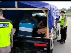 Melalui Himbauan “Kolbak”, Kapospam Batu Nungku Polres Tasikmalaya Kota Ingatkan Bahaya Naik Mobil Bak Terbuka Saat Pergi Liburan