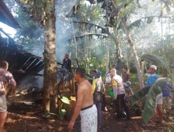 Personel Polsek Sukaresik Polres Tasik Kota Bersinergi dengan Babinsa dan Warga, Bantu Padamkan Kebakaran Los Kayu