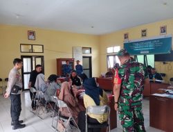 Sinergitas TNI-Polri Monitoring kegiatan Forum Konsultasi Publik Pendataan Awal Registrasi Sosial Ekonomi (REGSOSEK) tingkat Kel.Karikil