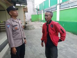 Sambangi Penjaga Sekolah SD Tuguraja, Bhabinkamtibmas Sosialisasi BEBEJA KA POLRES melalui 110