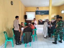 Anggota Bhabinkamtibmas Kelurahan Ciakar Polsek Cibeureum Aipda AJID melaksanakan pengamanan Pendataan Awal Registrasi Sosial Ekonomi  di Kelurahan ciakar Kecamatan Cibereum