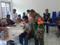 Bhabinkamtbmas Polsek Cikampek Bersama Babinsa Desa Kamojing Monitoring Kegiatan Forum Komunikasi Publik Pendataan Awal Regsosek