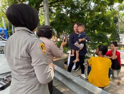 Polwan Polres Karawang, Berikan Himbauan dan Bingkisan Ke Masyarakat