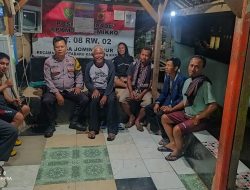 Bhabinkamtibmas rutin sambangi warga yang siskamling di malam hari