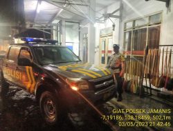 Bhabinkamtibmas bersama Warga Desa Tanjungmekar Kec. Jamanis Giat himbauan kepada masyarakat untuk keamanan lingkungan (Siskamling)