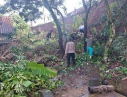 Kanit Binmas Polsek Cisayong Polres Tasik Kota melaksanakan Gotong Royong Harkamtibmas di Kp Cibodas pesantren Rt 03, Rw 05 Desa Mekarwangi Wilkum Polsek Cisayong Polres Tasik Kota