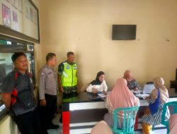 Bhabinkamtibmas Desa Pakemitan Polsek Ciawi, melaksanakan Giat monitoring pelaksanaan Bantuan sosial berupa beras