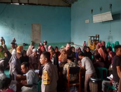 Sinergitas TNI Polri dan Kades, Bhabin Polsek Gunungtanjung Polres Tasik Kota melaksanakan giat Pengamanan dan Monitoring pendistribusian Bantuan Pangan kepada 602 KPM