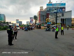 Satlantas Polres Karawang Berikan Kelancaran di Simpang Kawasan KIIC