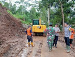 POLSEK CINEAM POLRES TASIK KOTA, MEMBANTU EVAKUASI TANAH LONGSOR DI DESA CISARUA KEC CINEAM