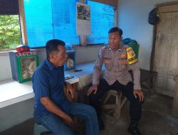 Bhabinkamtibmas Sambangi Pemilik Warung Nasi di Telukjambe Timur saat Giat Sambang