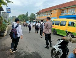 Strong Point Lagi Polsek Pagerageung Polres Tasik Kota Polda Jabar, Pengaturan Arus Lalu Lintas dan Seberangkan Anak Sekolah