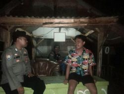 Ingatkan Jaga Keamanan Personil Polsek Tegalwaru Ngawangkong Bareng Warga di Poskamling