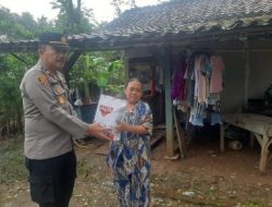 Jumat Berkah Polsek Purwasari Berikan Sembako Pada Masyarakat Kurang Mampu