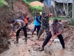 Sinergitas TNI Polri Polsek Cineam Polres Tasik Kota Polda Jabar, Bersama BPBD dan Warga, Gotong Royong Bersihkan Tanah Longsor