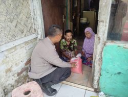 Polisi Humanis, Bhabinkamtibmas Polsek Telagasari Jenguk Warga Sakit serta Berikan Bantuan