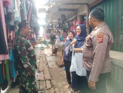 Kompak, Wujudkan Rasa Aman Pedagang dan Pengunjung di Pasar Telagasari Bhabinkamtibmas dan Babinsa Patroli Bersama