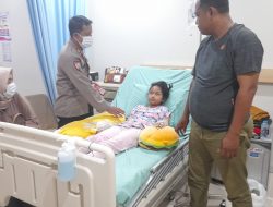 Wujud Kepedulian dan Kasih Sayang, Kapolsek Telagasari Jenguk Putri Anggota yang Sakit