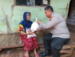 Polres Karawang Berikan Santunan Warga Kurang Mampu