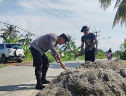 Anggota Polsek Tempuran Berikan Himbauan Agar Tidak Menyimpan Pasir di Bahu Jalan