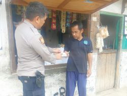 Polisi Caket Polsek Cikampek Aipda Edi Anwar Sosialisasi Sticker Lapor Pak Kapolres