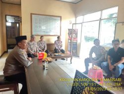 Kapolsek Tamansari Polres Tasik Kota Bersama Anggota mengikuti Pengajian secara Online dengan Aplikasi Zoom Metting