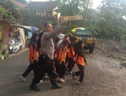 Polsek Karangjaya Polres Tasik Kota Polda Jabar melaksanakan pelayanan masyarakat dengan kegiatan penjagaan dan pengaturan lalu lintas