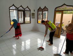 Anggota Polsek Kawalu Polres Tasik Kota Polda Jabar, bersama warga Melaksanakan Korve / Bersih Bersih Masjid
