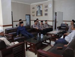Kapolsek Tawang Polres Tasik Kota Polda Jabar Bersama Bhabinkamtibmas Kel. Tawangsari polsek tawang Dampingi Kapolres Tasik Kota Melaksanakan Giat Jumling Di Mesjid Agung Kota Tasikmalaya