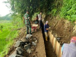 Bhabinkamtibmas Polsek Cisayong Polres Tasik Kota Polda Jabar, sambang  warga serta kontrol pembangunan saluran Irigasi di Kp Awikondang  desa Purwasari sekaligus memberikan himbauan dan pesan kamtibmas